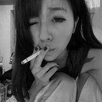 超拽女生叼烟黑白头像