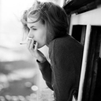 超拽女生叼烟黑白头像