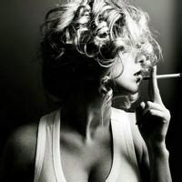 超拽女生叼烟黑白头像