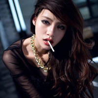 叼烟女生霸气微信头像