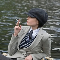 叼烟女生霸气微信头像