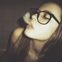 叼烟女生霸气微信头像