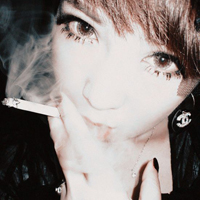 叼烟女生霸气微信头像