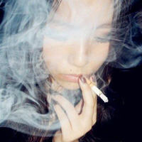 叼烟女生霸气微信头像