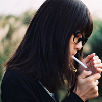 叼烟女生霸气微信头像