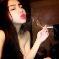 叼烟女生霸气微信头像