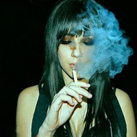 叼烟女生霸气微信头像