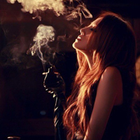 叼烟女生霸气微信头像