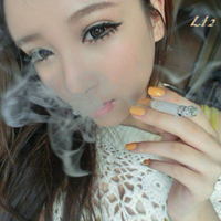 叼烟女生霸气微信头像