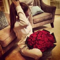 捧花的女生头像