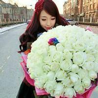 捧花的女生头像