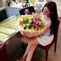 捧花的女生头像