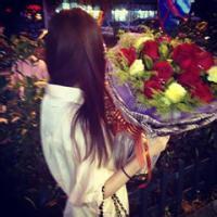 捧花的女生头像