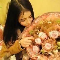 捧花的女生头像