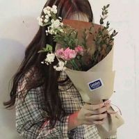 捧花的女生头像