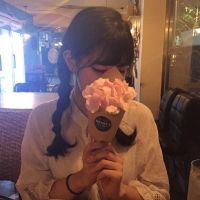 捧花的女生头像