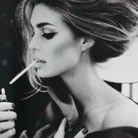 霸气伤感抽烟女生头像