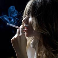 霸气伤感抽烟女生头像