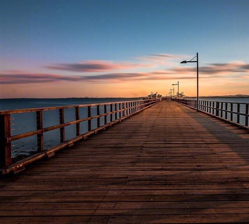 唯美的黎明海边长廊景色