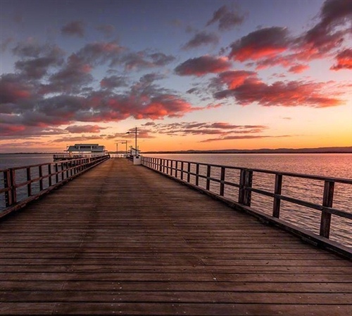 唯美的黎明海边长廊景色