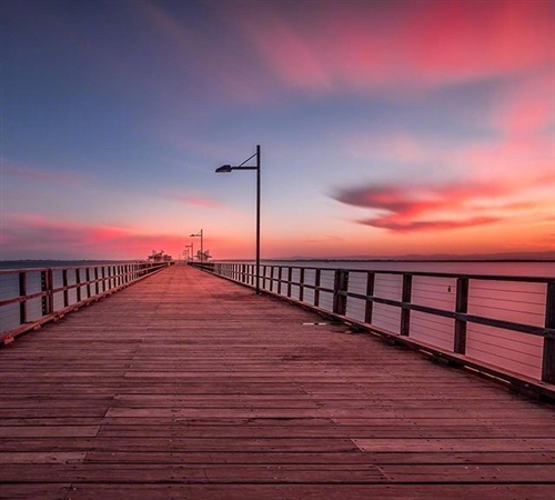 唯美的黎明海边长廊景色