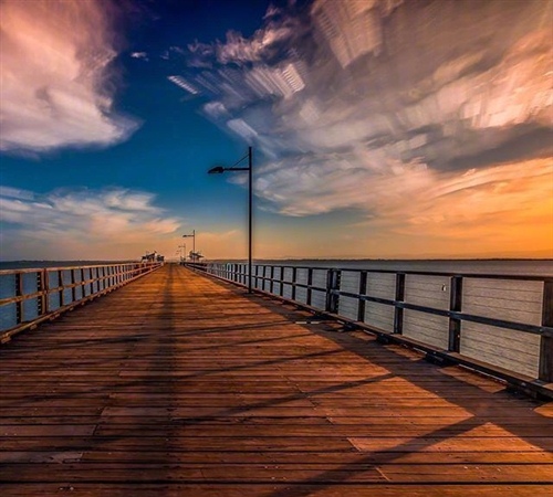 唯美的黎明海边长廊景色