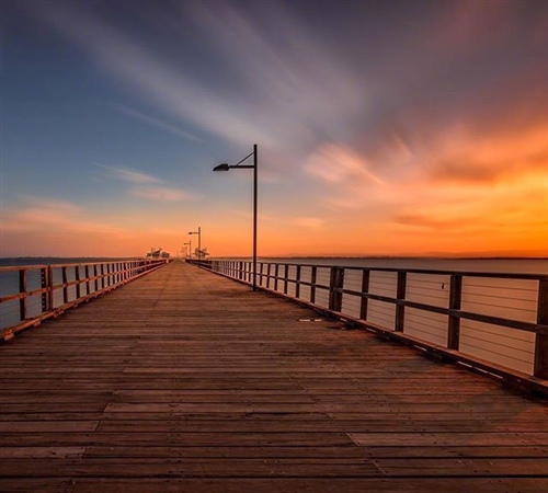 唯美的黎明海边长廊景色