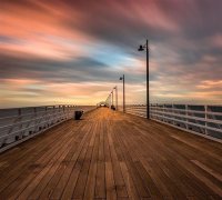 唯美的黎明海边长廊景色