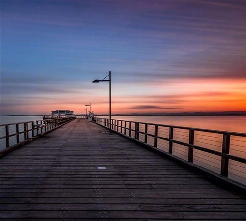 唯美的黎明海边长廊景色