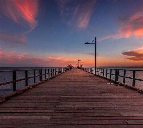 唯美的黎明海边长廊景色