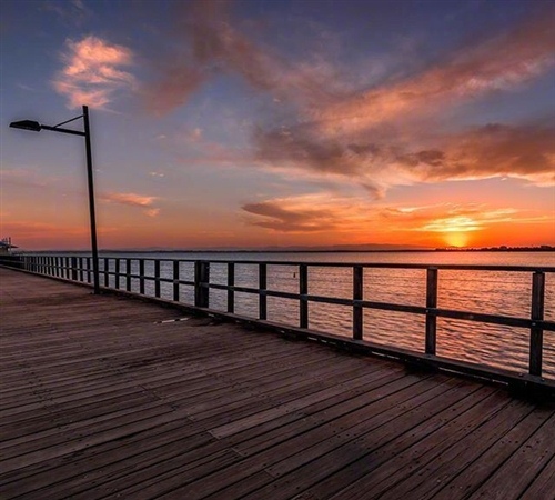 唯美的黎明海边长廊景色