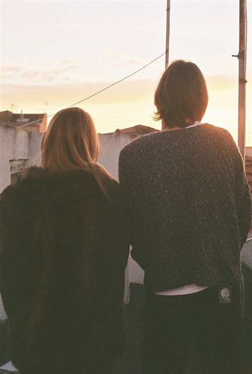 海边夕阳唯美情侣图片，这就是所谓的幸福！