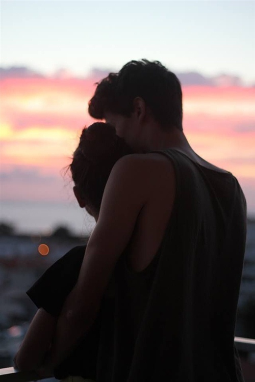 海边夕阳唯美情侣图片，这就是所谓的幸福！