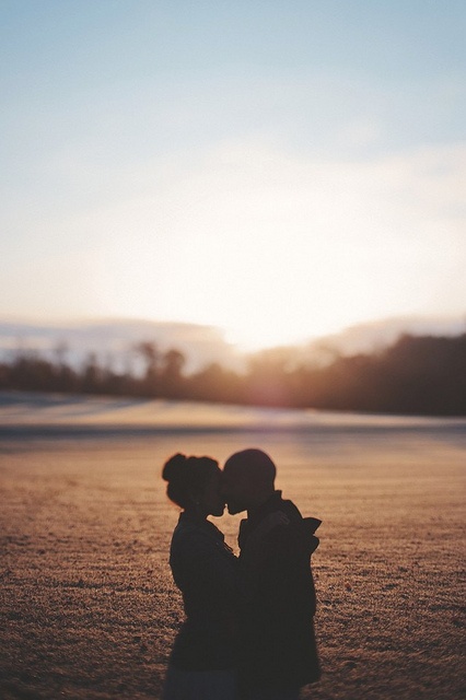 海边夕阳唯美情侣图片，这就是所谓的幸福！