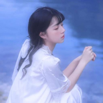 ins风雾霾蓝治愈系女生头像(精选10张)