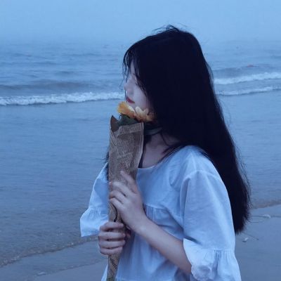 ins风雾霾蓝治愈系女生头像(精选10张)