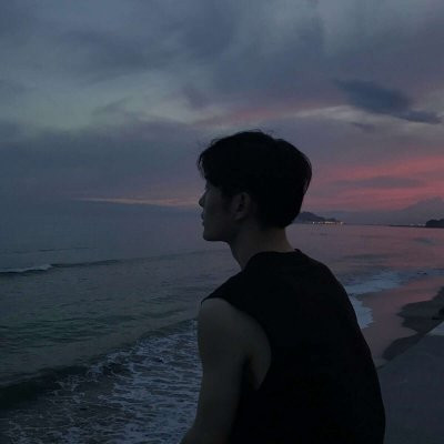 头像男生海边背影 男帅气的背影大海图片