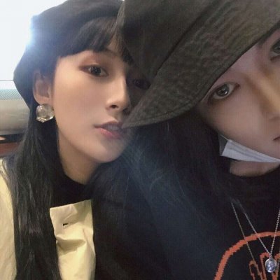 大笑女生头像情侣 逗比情侣头像一左一右