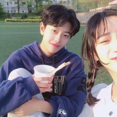 大笑女生头像情侣 逗比情侣头像一左一右