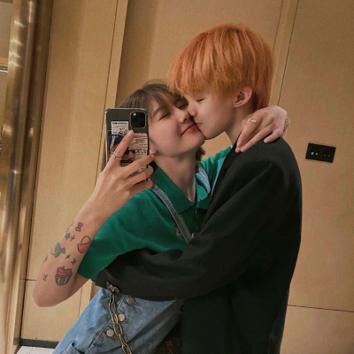 大笑女生头像情侣 逗比情侣头像一左一右