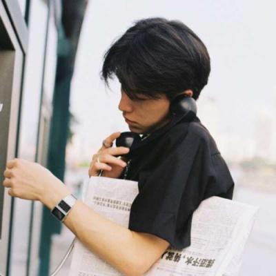 男生撕心裂肺的哭头像(精选16张)