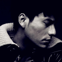 男生撕心裂肺的哭头像(精选16张)