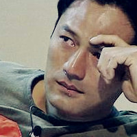 男生撕心裂肺的哭头像(精选16张)