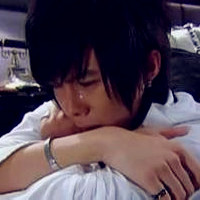 男生撕心裂肺的哭头像(精选16张)