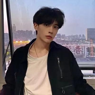 男生撕心裂肺的哭头像(精选16张)