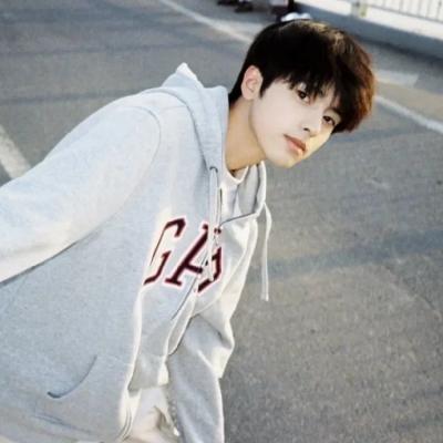 值得一辈子不换的头像男真人(24张)