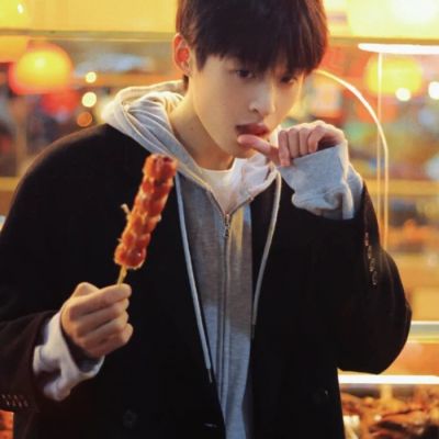 值得一辈子不换的头像男真人(24张)