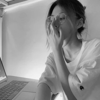 2023最火黑色头像女(16张)