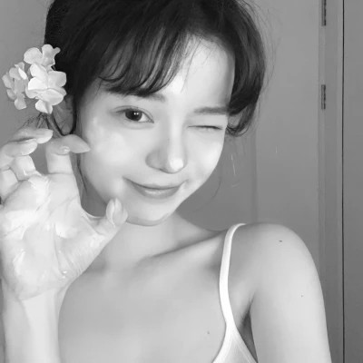 2023最火黑色头像女(16张)