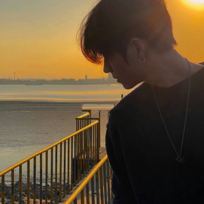 很丧的微信头像男(精选18张)